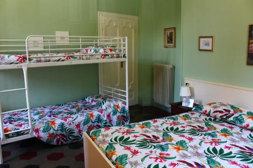 贝拉诺德拉戈旅馆的一间卧室配有两张双层床。