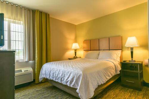 梅德福烛木套房酒店客房内的一张或多张床位