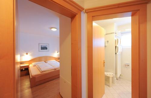 索尔达Pension Panorama的一间带床的小卧室和一间浴室