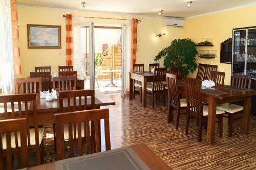 格丁尼亚Willa Mewa的用餐室配有木桌和椅子