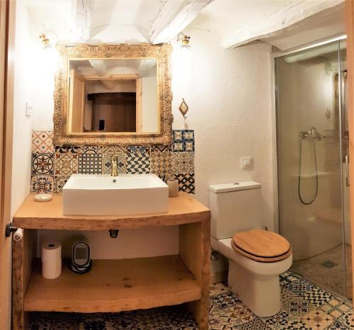 普拉特迪普Cal Moreno的一间带水槽、卫生间和镜子的浴室