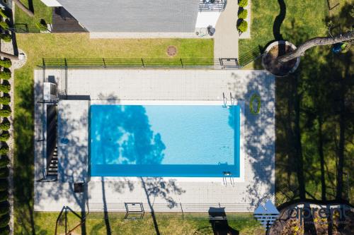 波别罗沃Apartament MALIBU - Aprent的大型游泳池的顶部景色