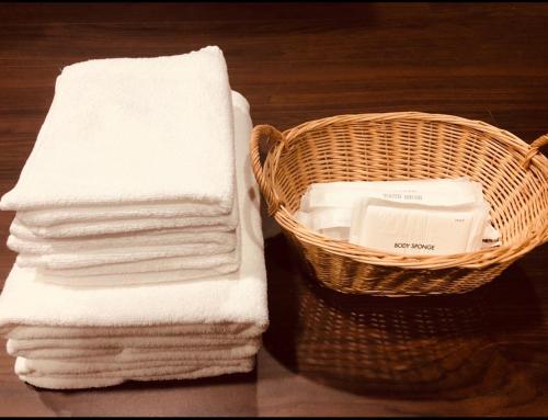 高山Utatei Sou的一堆毛巾旁边一篮子
