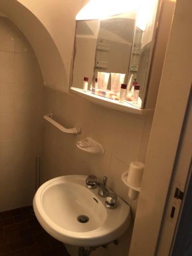 萨米凯莱-迪巴里Il rifugio di Vaaz的浴室设有白色水槽和镜子