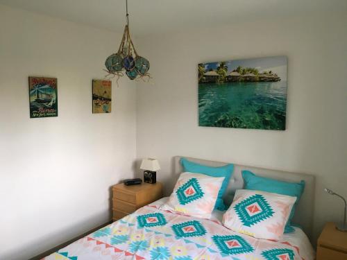 昂蒂布Villa Alessia的一间卧室配有一张床,享有海景