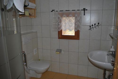 LiebenfelsSchlintl-Hof的一间带卫生间、水槽和窗户的浴室