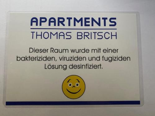 伊尔斯费尔德Apartments Thomas Britsch的墙上的标志,上面有微笑的脸