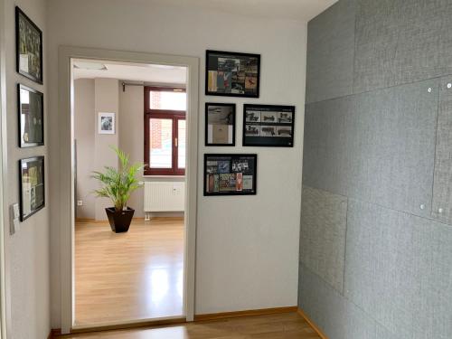 莱比锡Charmante Dachgeschoss Wohnung的走廊上设有一扇墙上挂有照片的门