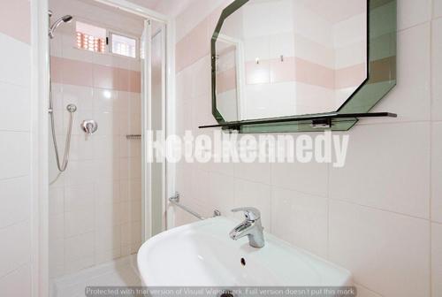 丽都迪萨维奥Hotel Kennedy的白色的浴室设有水槽和镜子