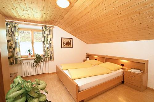 泰尔梅诺Finkenhof: Ferienwohungen - Urlaub auf dem Bauernhof的一间卧室设有一张大床和一个窗户。