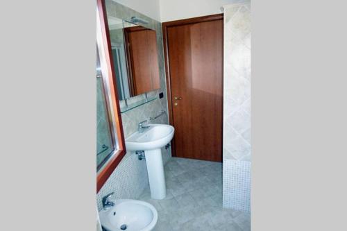 LidarnoAppartamento Lidarno的浴室设有2个水槽和镜子