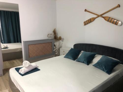 多亚马伊Casa Mediterana的一间卧室配有一张带蓝色枕头的大床