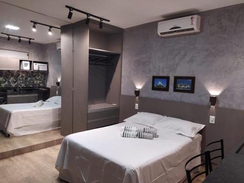 巴西利亚KIT/LOFT - MUITO PRÓXIMA AO AEROPORTO DE BRASÍLIA的酒店客房带两张床和室内加热器