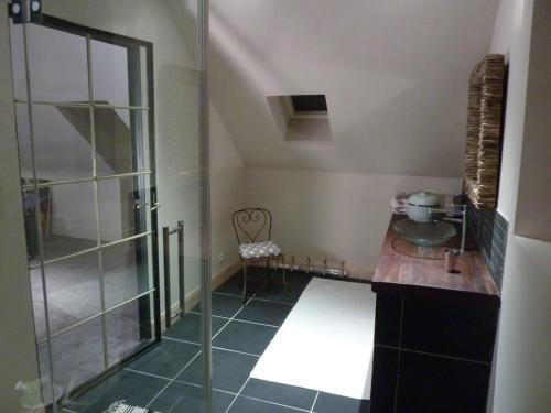 鲁昂拉曼斯酒店的浴室里设有玻璃门淋浴