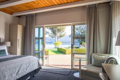 蒂阿瑙雷德福德湖上汽车旅馆的一间卧室设有一张床和一个滑动玻璃门