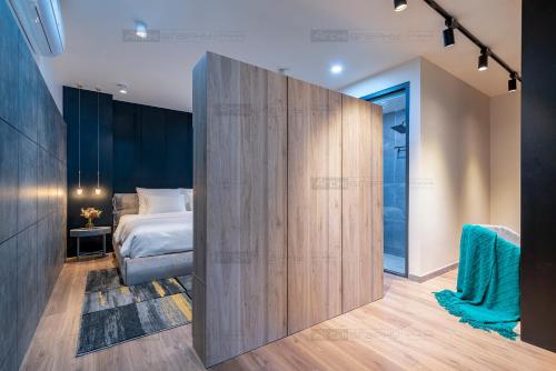 绥和市ELITE HOME的一间卧室设有一张床和一张大型木墙