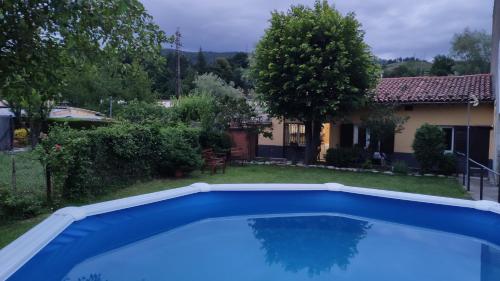 里波尔Vila Graugés的一座带房子的庭院里的大型蓝色游泳池