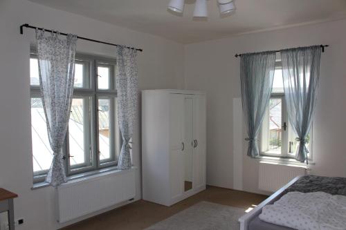 班斯卡 - 什佳夫尼察Vila Dorothea的卧室设有白色墙壁和窗户,配有床