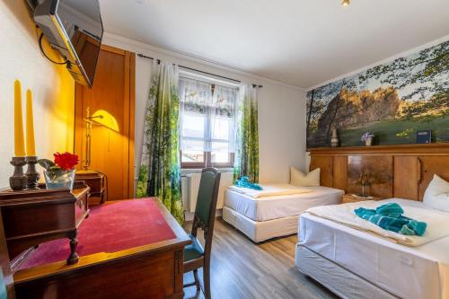 乌辛根伊斯巴彻卡兹旅馆的酒店客房配有两张床和一张书桌