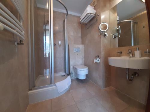 斯维诺乌伊希切Apartament LAPIS Panorama Avangard的带淋浴、卫生间和盥洗盆的浴室