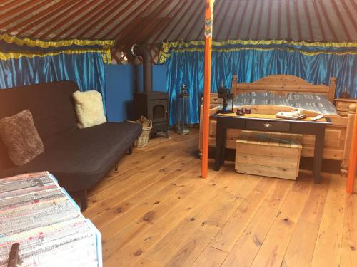 Iloons yurt的休息区
