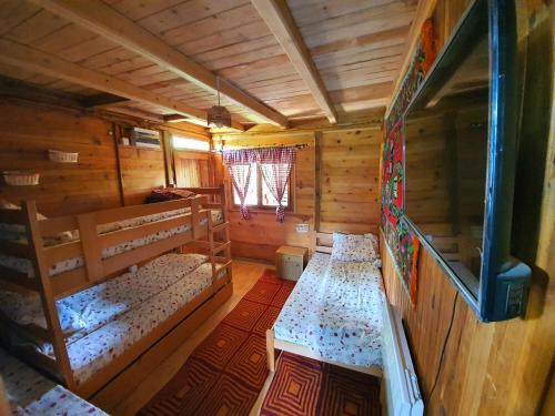新瓦罗什Log cabin Uvac (Vikendica Saponjic)的小屋享有高空的景致,配有2张双层床。