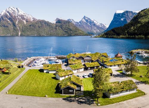 SæbøSagafjord Hotel - by Classic Norway Hotels的享有高山湖泊度假胜地的空中景致
