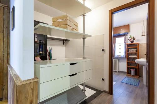 CharvensodBondine Apartments in Valle d'Aosta的厨房配有白色橱柜和水槽