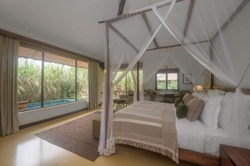锡吉里亚Water Garden Sigiriya的一间卧室配有一张带天蓬的白色床
