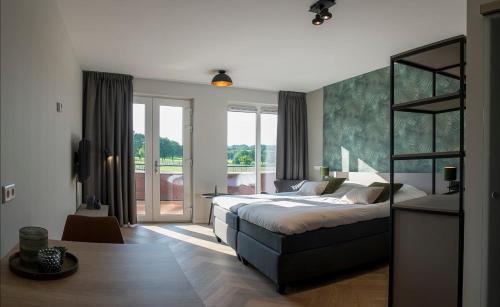 赫鲁斯贝克Heuvelrijk Berg en Dal的一间卧室设有一张大床和一个大窗户