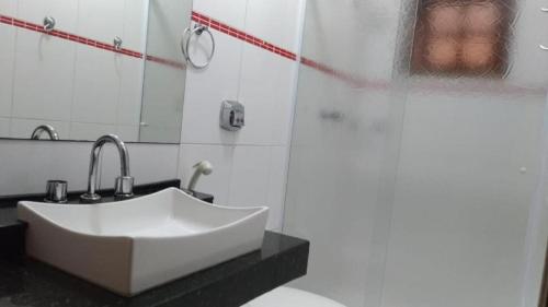 因达亚图巴莱曼酒店的浴室配有白色水槽和淋浴。