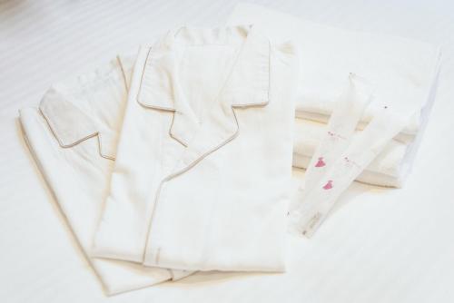 京都ikoi HOTEL的一张桌子上一双白色的裤子