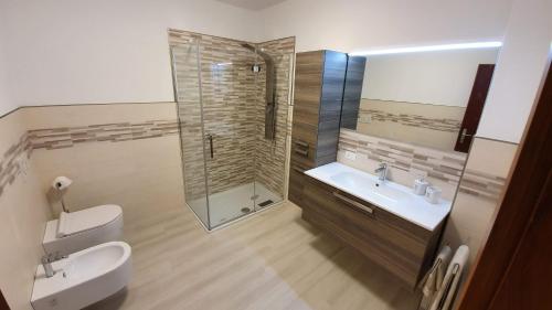 佩尔吉内瓦尔苏加纳MeloSogno的带淋浴、盥洗盆和卫生间的浴室
