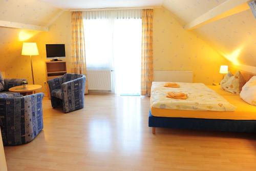 Ebergötzen优特酒店的一间卧室设有一张床和一间客厅。