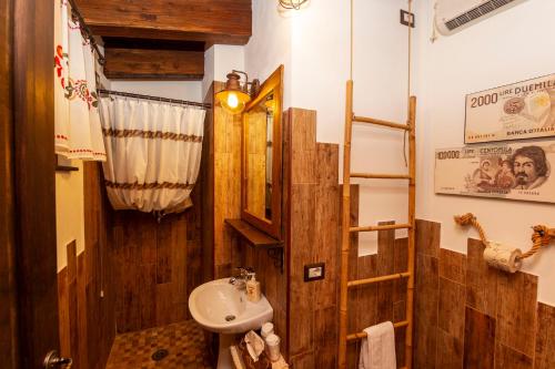 里奥内莱尔巴B&B Aloe Ranch Elba的一间带水槽和卫生间的浴室