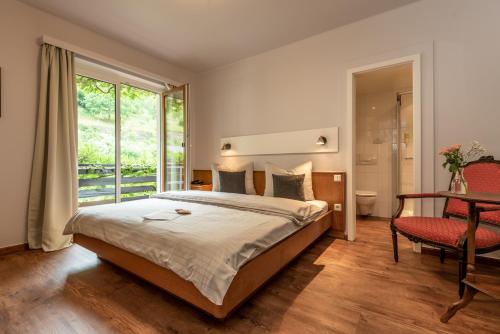 维安登海因茨酒店的一间卧室设有一张床和一个大窗户