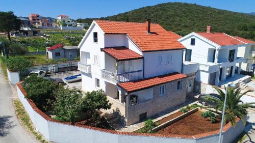 德雷斯Apartments Lemeš的一座白色的大房子,有橙色的屋顶