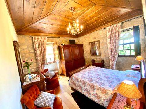 PenedoCasa do Outeirinho- Turismo Rural的一间卧室设有一张床和木制天花板
