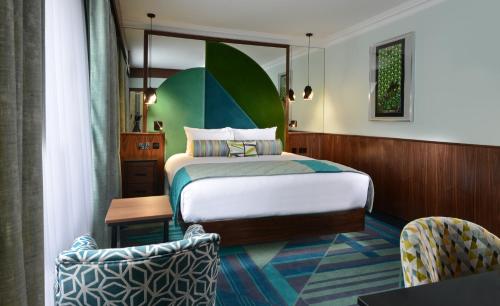 都柏林Arthaus Hotel的酒店客房,配有一张床和两把椅子