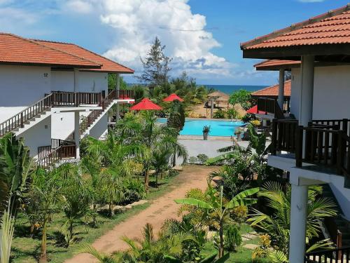 AmbalantotaLadja Beach Resort的阳台享有度假村的景致。