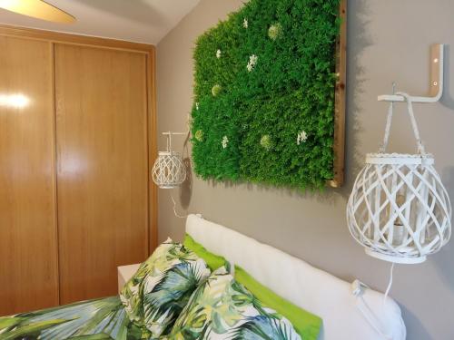 萨拉曼卡Sol de Poniente的卧室墙上的绿色植物