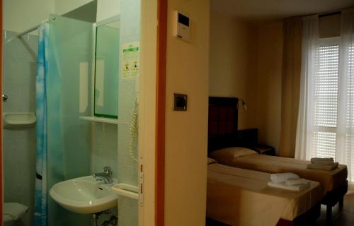 Hotel Arno的一间浴室