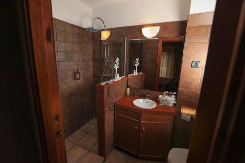 Enveitg米拉索尔公寓式酒店的一间带水槽和镜子的浴室