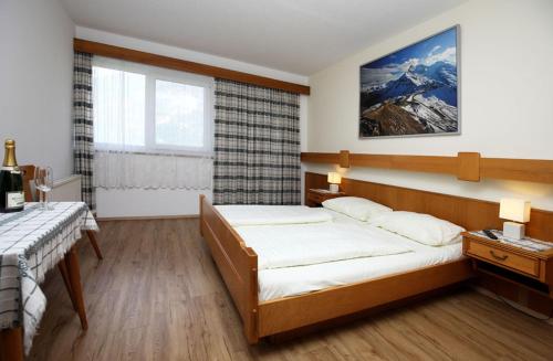 KellerbergDorfgasthof Hotel Staberhof的一间卧室设有两张床和窗户。