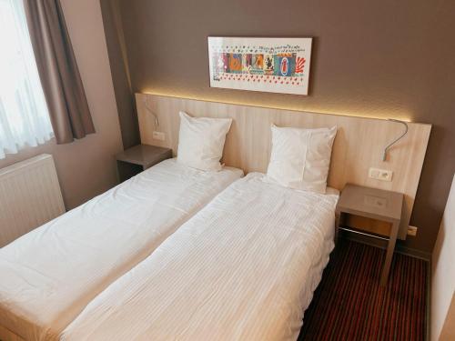 圣胡伯特Hotel les100ciels的酒店客房,配有两张单人床