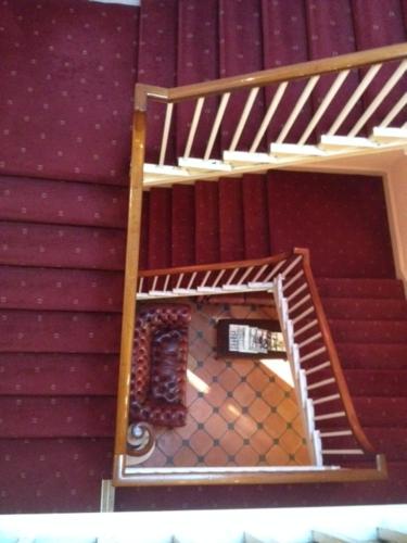 罗切斯特皇家维多利亚与布尔酒店的镜子间的楼梯