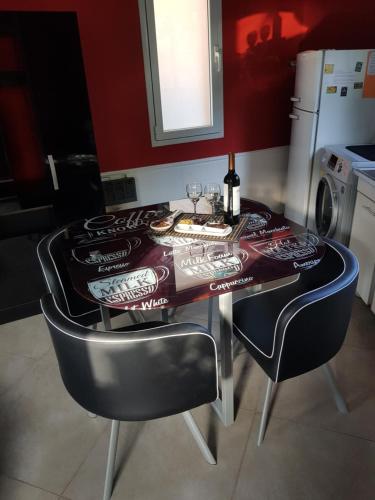 迈普Cabaña Loft La Ribera的餐桌、椅子和一瓶葡萄酒