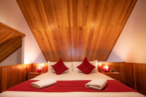 圣克莱尔湖圣克莱尔湖边旅舍的一间卧室设有一张带木制天花板的大床