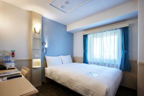 首尔Toyoko Inn Seoul Yeongdeungpo的酒店客房设有床和窗户。