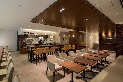 东京赤坂弗斯特胶囊公寓的一间带桌椅的餐厅和一间酒吧
